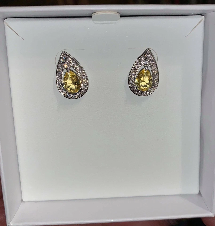 Precioso conjunto de pendientes dobles chapados en rodio con gota de limón creado en laboratorio Foto 2 de 4