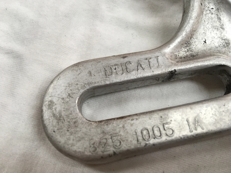 Soporte de placa de suspensión de montaje de pinza de freno trasero Ducati ST2 ST4 Foto 3 de 3