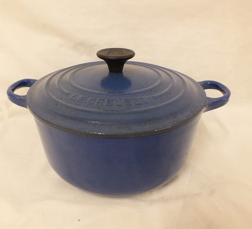 NEW LE CREUSET CAST IRON CASSEROLE DISH W/ LID - Earl's Auction Company