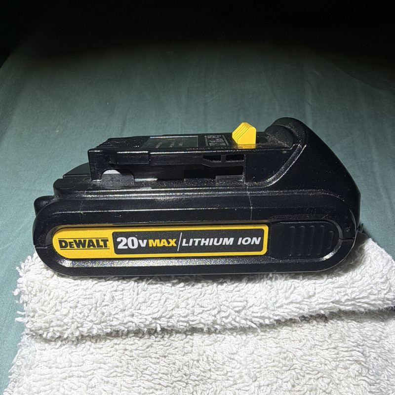 DEWALT DCB201 20V MAX Lithium-Ion Battery Pack, 1.5Ah, Black