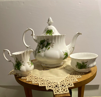 Royal Albert Trillium Bone China Tea Set Teapot Lid Creamer Sugar 6 Cup