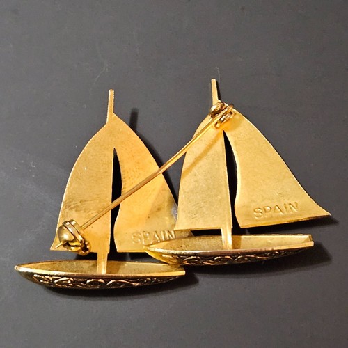 Nautical Damascene Sailboats Brooch Pin Detailed Made in Spain Vtg Goldtone - Picture 3 of 10