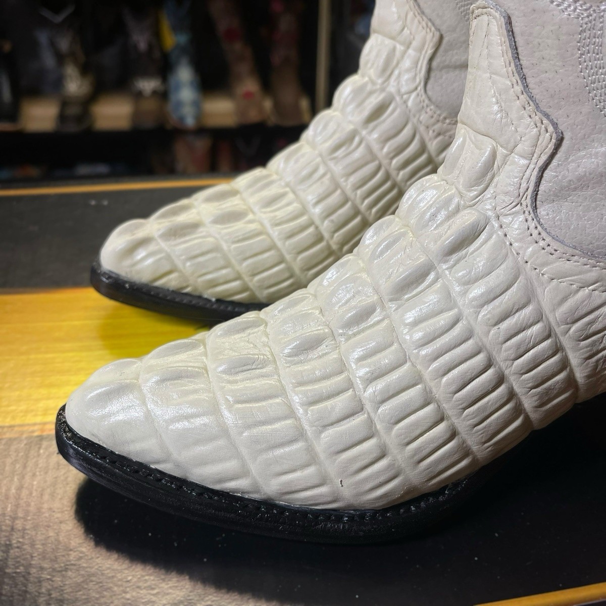 White Alligator Round Toe Cowboy Boots. Bota De Piel Caiman Blanco De Hombre