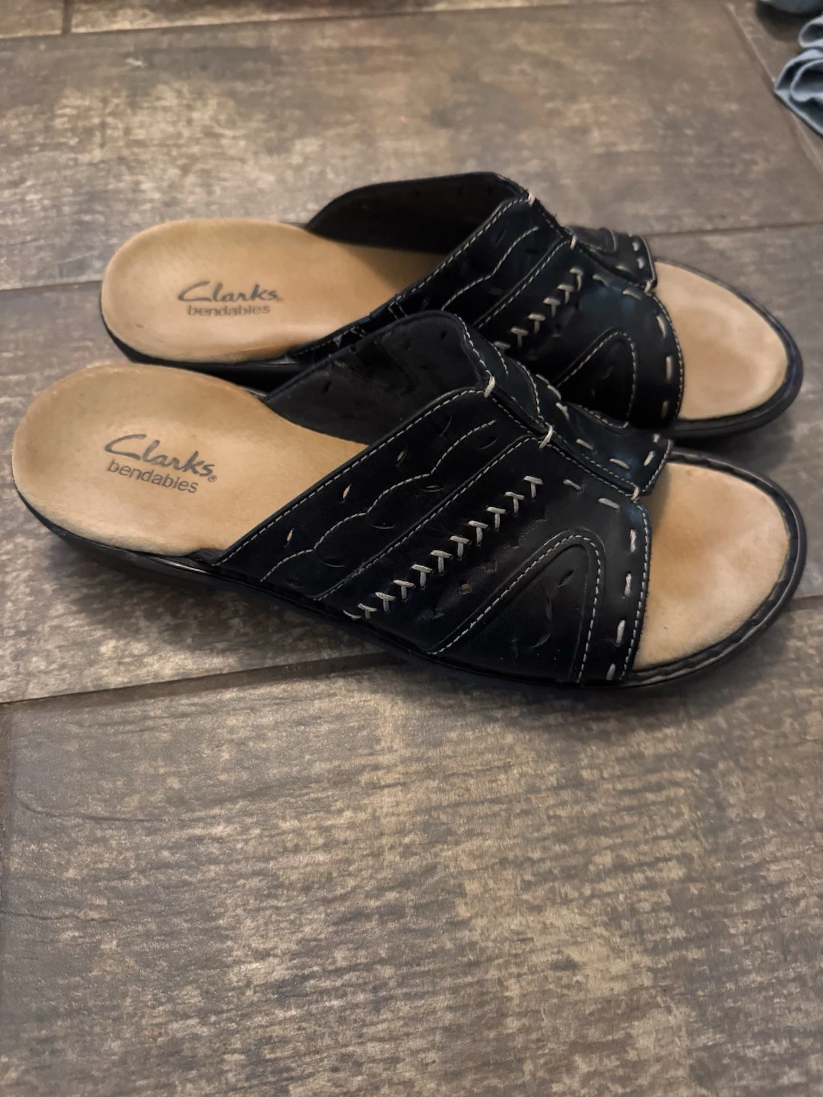 Sandali Clarks pieghevoli con slide on. Taglia 8M Nero