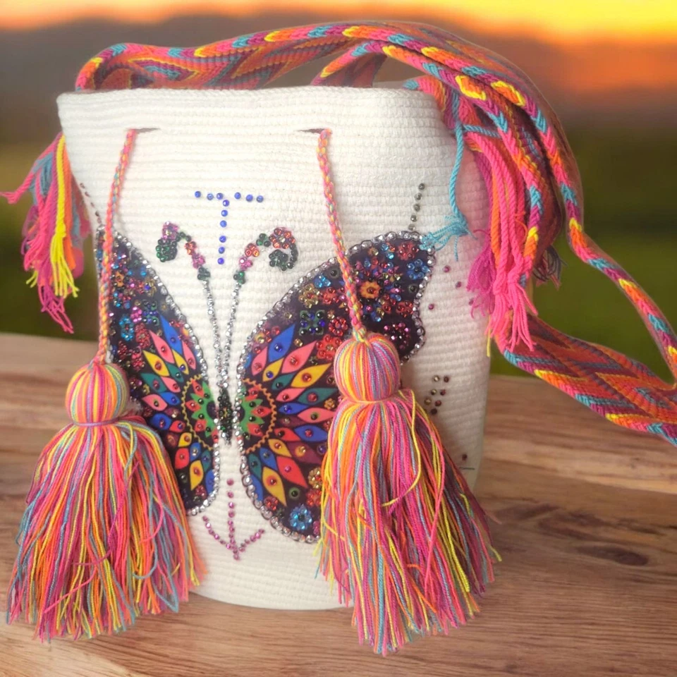 Auténtica mochila Wayuu con aplique de mariposa tejida a mano, étnica colombiana... Foto 3 de 3