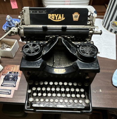Royal Vintage Manual Desktop Typewriter - Black Steel Construction. Semi-works