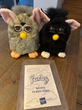 2x Original Furby 1998 + „Furby-Fibel“ – grau & schwarz