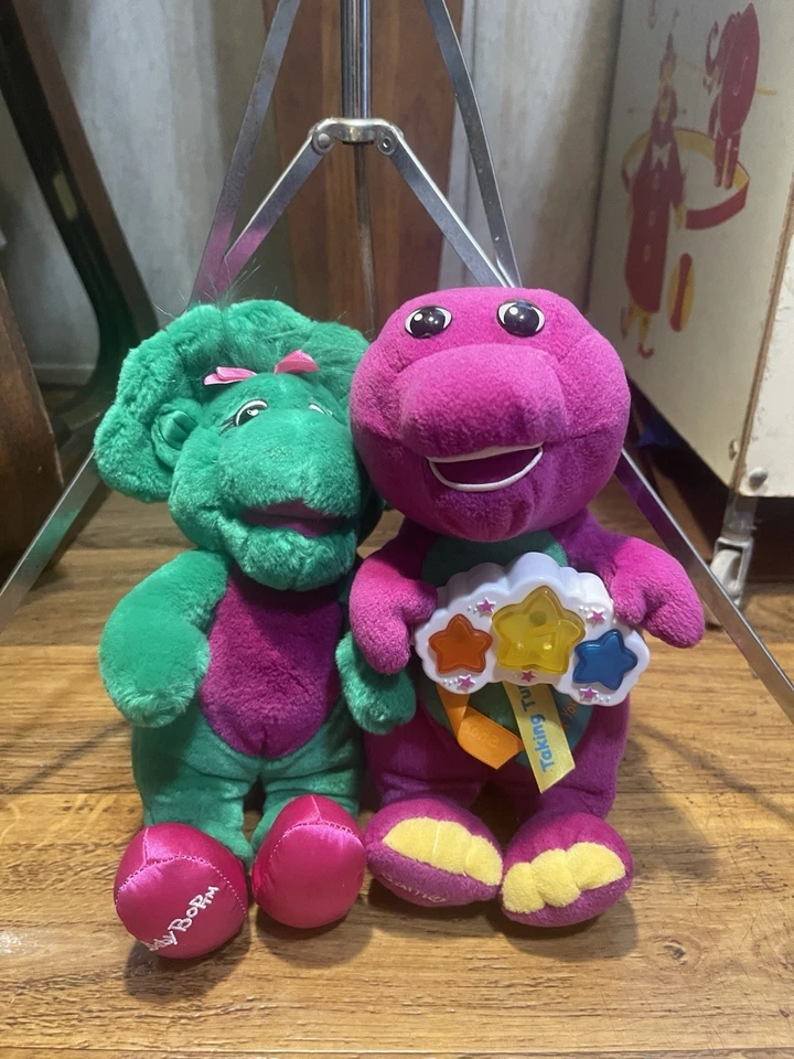 Lote (2) paquete de peluche vintage 2001 Singing Barney & Singing Baby Bop Barney DNW Foto 2 de 4