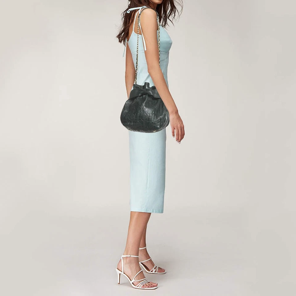 Bolso cubo Carolina Herrera verde oscuro con monograma de cuero en relieve Foto 2 de 4