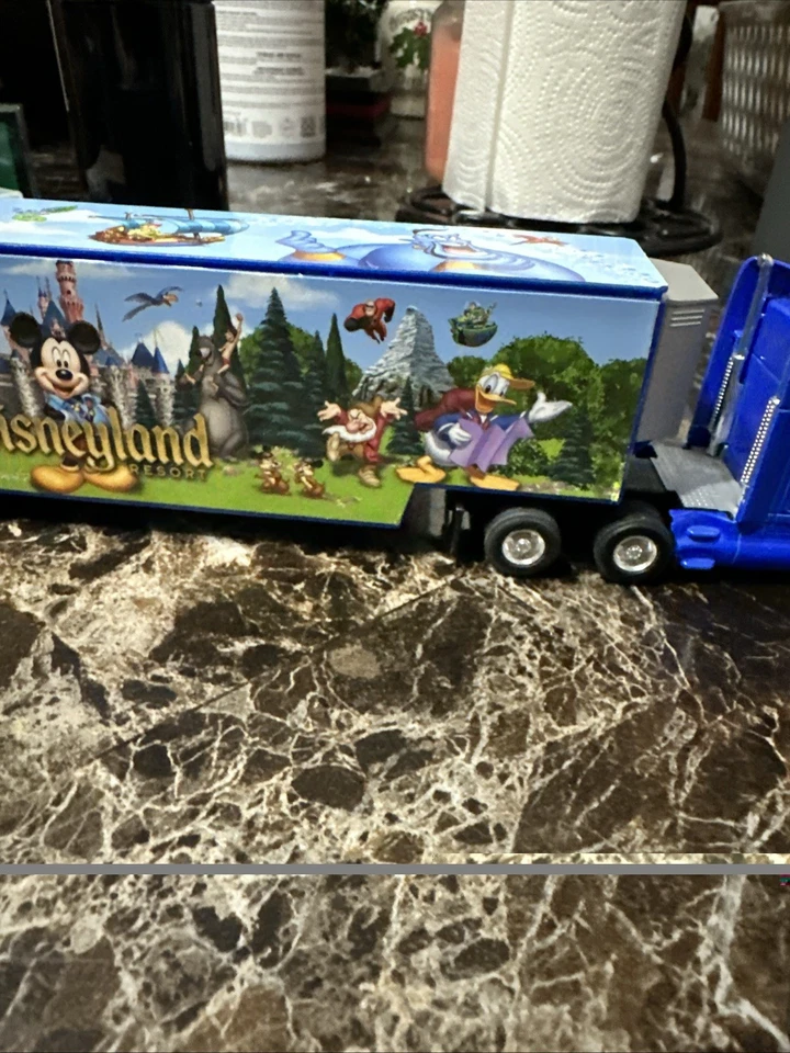 Semirremolque y remolque Hot Wheels Walt Disney World/Disneyland Resort Foto 3 de 4