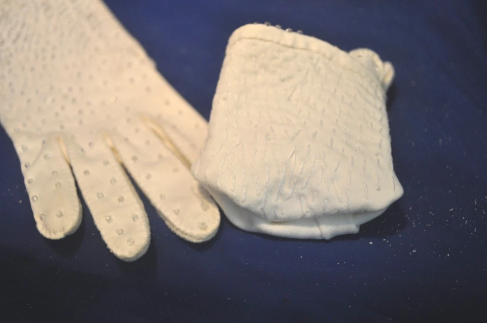 3 PARES GUANTES SEÑORA AÑOS 50 DE COLECCIÓN, BLANCOS, 2 TIENEN CUENTAS, TODAS LAS TALLAS PEQUEÑAS, 6,5 A 7 Foto 3 de 4