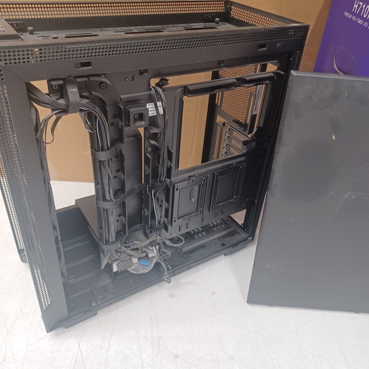 NZXT H710i - Compact ATX Mid-Tower PC Gaming Case -Missing