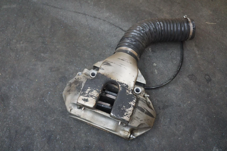 Conjunto de pinza de freno trasera izquierda con conducto de refrigeración 267122 Ferrari 488 Challenge 19 Foto 2 de 4