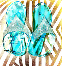 Blue girl sandals for youth size five in new conditions made from China .
