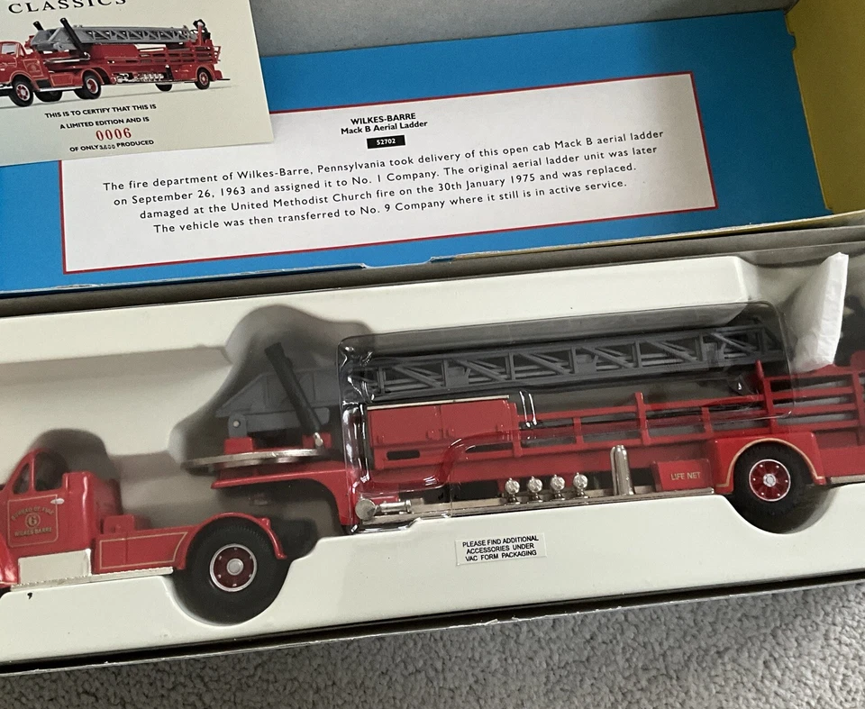 CORGI WILKES-BARRE MACK B AERIAL LADDER FIRE ENGINE 52702 Boxed - Image 3 of 3