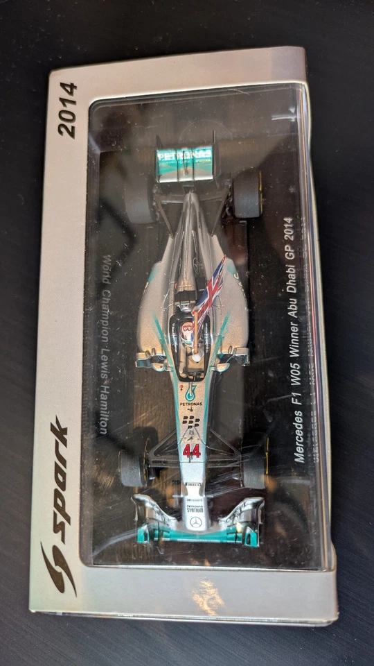 SPARK Mercedes W05 Hamilton Winner Abu Dhabi GP 2014 World Champ 1/43 - F1 S3142 - Immagine 3 di 4