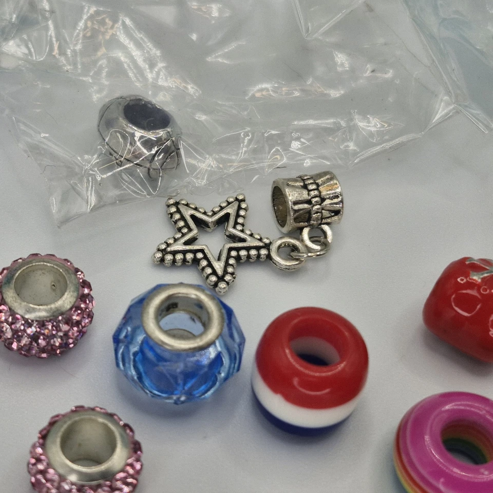 Lote 20 cuentas y dijes de vidrio Pugster y arte pedrería, gato, bandera, algunos nuevos en caja Foto 4 de 4