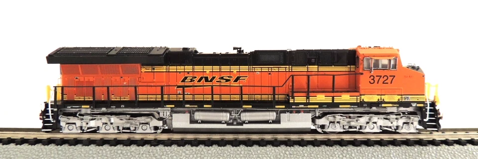 SCALE TRAINS N GAUGE BURLINGTON NORTHERN SANTA FE GE TIER 4 GEVO ET 44C4 - Image 2 of 4
