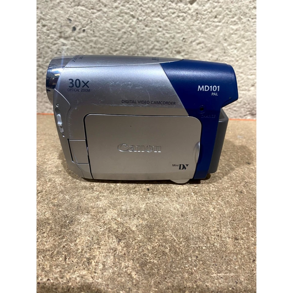Canon MD101 Digital MiniDV Camcorder 30x Optical Zoom 2.7" Widescreen Colour LCD - Image 2 of 4