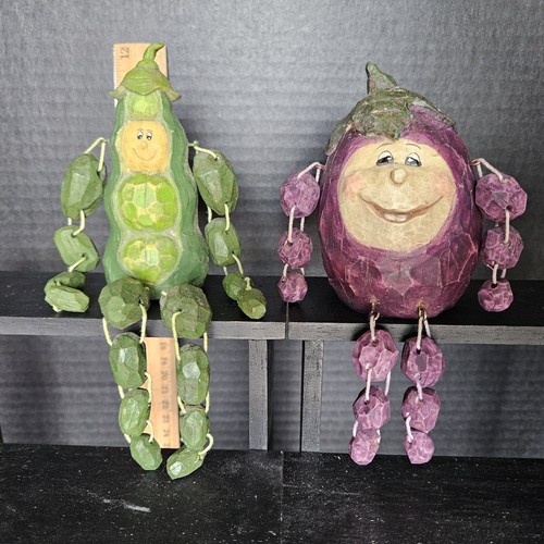 Vintage anthropomorphe Gemüse Aubergine Erbsen Menschen Regal Sitzer Posten