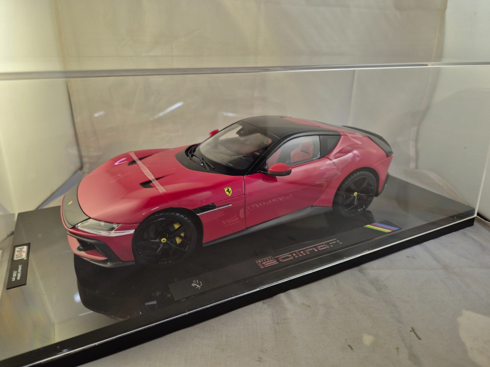 FERRARI 12CILINDRI rouge 1/18, idée cadeau pour passionné d'automobile