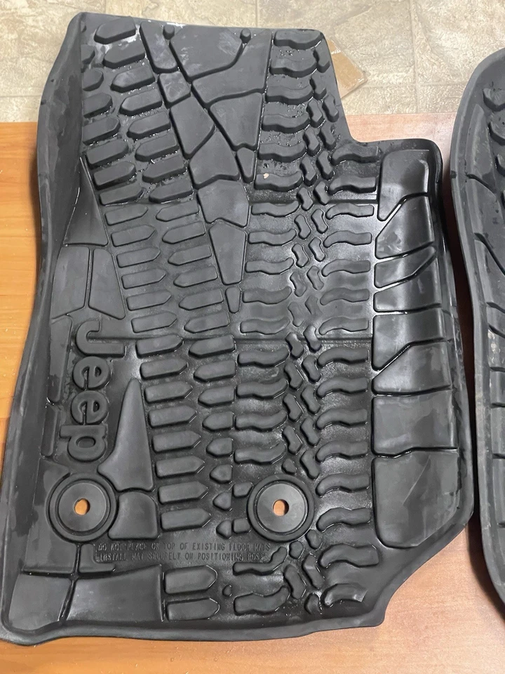 82213860 Alfombrillas negras para todo clima Jeep Wrangler JK 4 puertas (2014-2018) Mopar OEM Foto 2 de 4