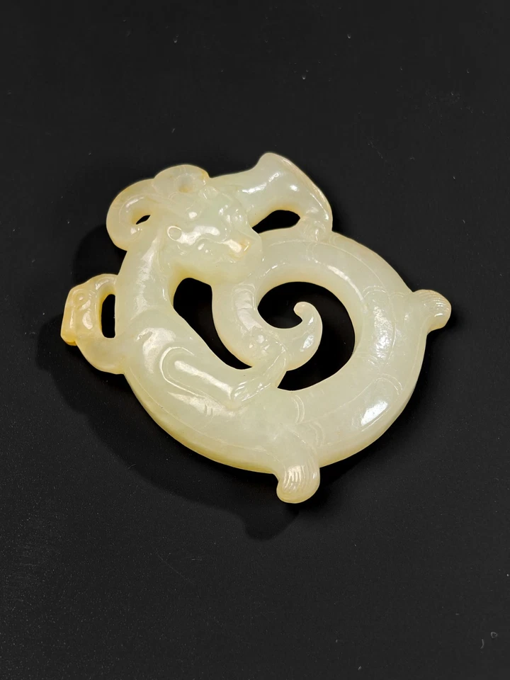 Colgante de jade chino dragón en espiral de jade de la dinastía Han 206 a.C.-220 d.C. Foto 4 de 4