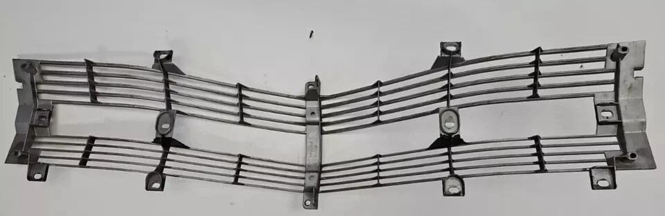 Chrysler 300 1968 radiador superior delantero parrilla central NOS 2786678. Foto 3 de 4