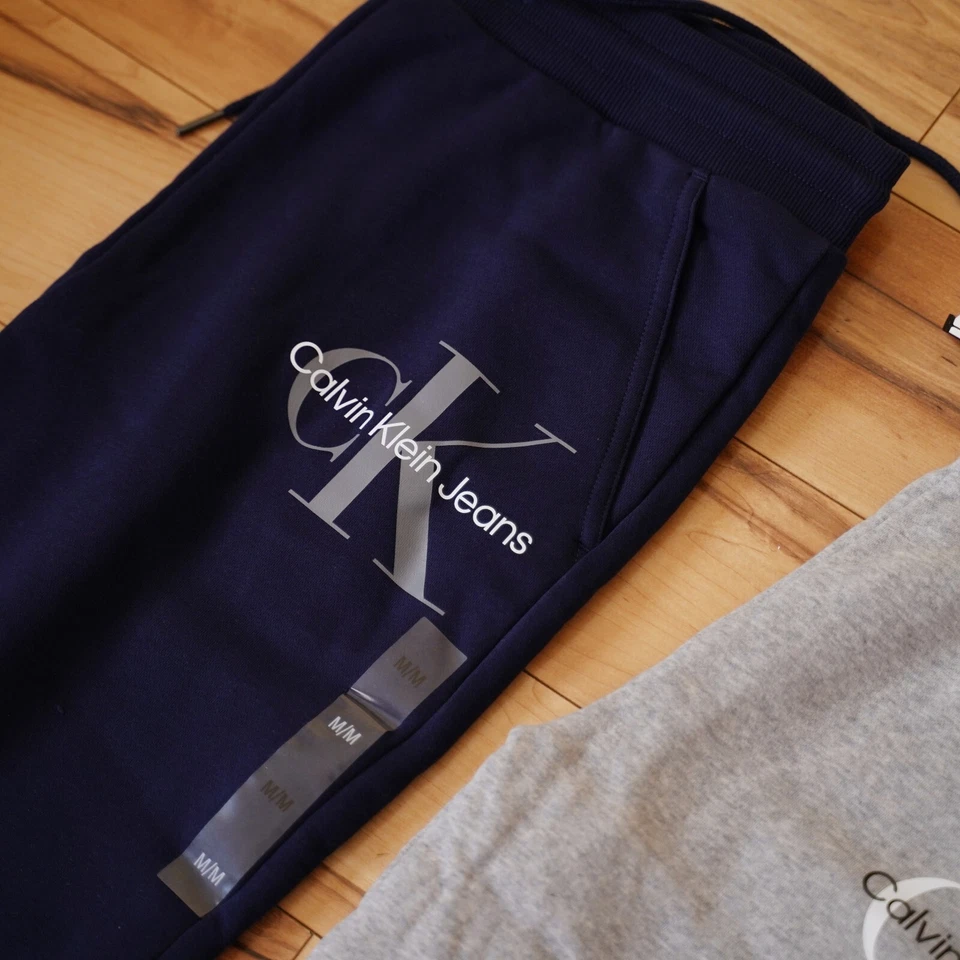 Pantalones deportivos Calvin Klein Jeans para hombre azules/grises con logotipo de monograma polar Foto 2 de 4