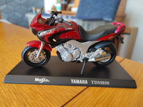 Maisto YAMAHA Motorbikes/ Motorcycles JOB LOT X 4 Die Cast Model 1:18 Scale - Picture 3 of 6