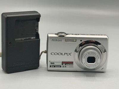 NIKON Coolpix S225 Digitalkamera silber 10 MP