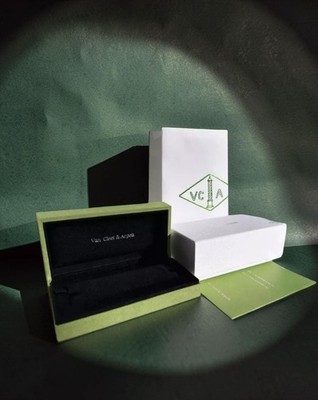 Van cleef & Arpels Bracelet case Green Suede VCA Jewelry box Ribbon
