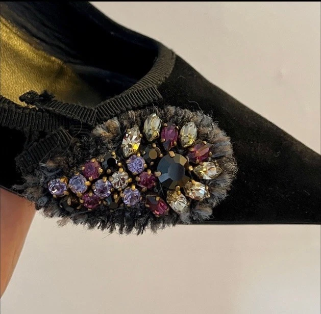 Zapato puntiagudo de cuero con lazo de cristal de gamuza de metal de gamuza con diamantes de imitación PRADA Foto 4 de 4