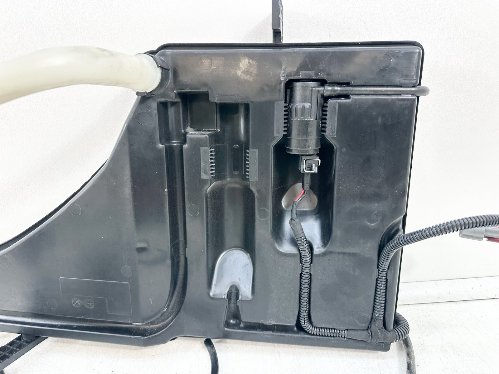 2014-2020 Maserati Ghibli S Q4 Windshield Washer Reservoir Bottle 670006414 OEM