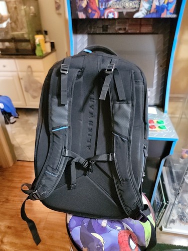 Dell Alienware 17" Vindicator 2.0 Backpack, Black (AWV17BP2.0) - Picture 2 of 3