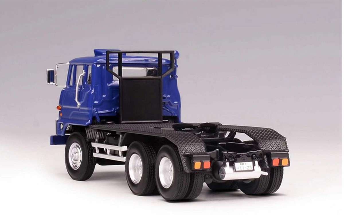 DD Models 1/64 Scale Mitsubishi Fuso Truck Car Transporter Blue