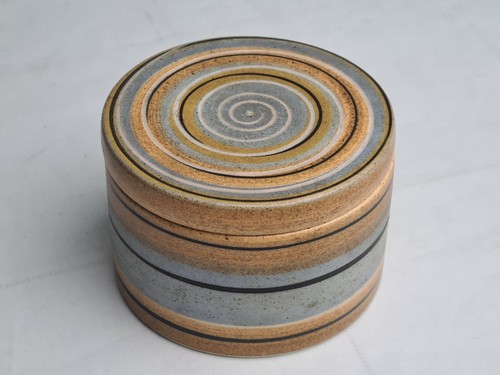 mid century Kendal Studio Pottery box - Picture 19 of 22