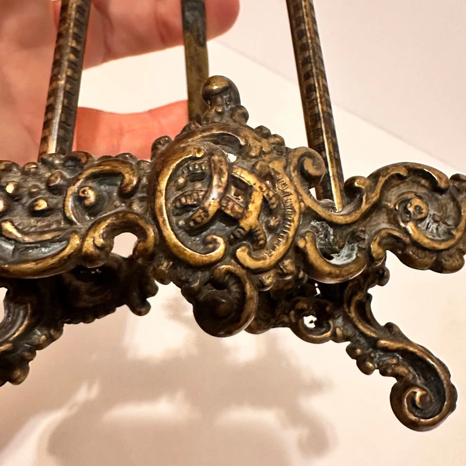 Caballete victoriano de bronce de 15" - Soporte de mesa barroco ornamentado de latón vintage Foto 2 de 4