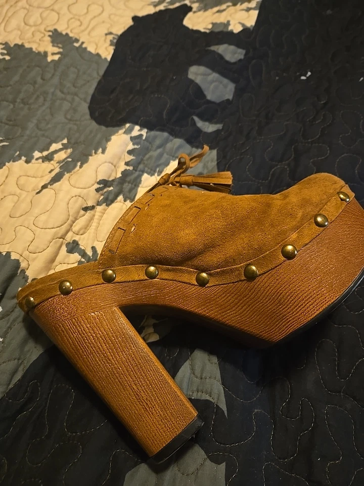 Parte superior de suade con remaches y tacones de madera talla 6,5 Foto 2 de 3