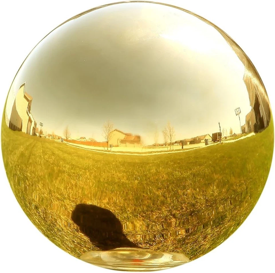 Acento de jardín moderno: bola de espejo dorada brillante Foto 3 de 4