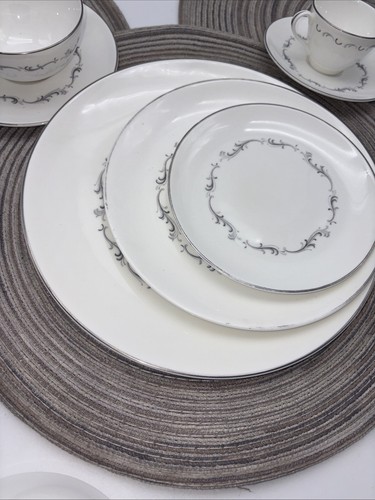 RARE - Royal Doulton Coronet H4947 Fine China 26 Pc Set - Picture 6 of 8