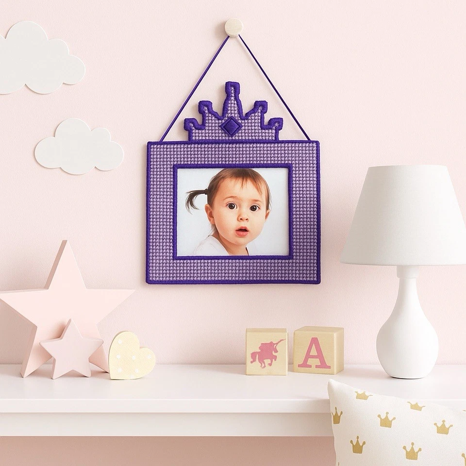 Marco de fotos de lona de plástico a punta de aguja hecho a mano corona de princesa púrpura guardería Foto 2 de 4