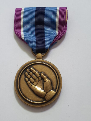 Humanitarian Service Medal - USA Medaille Orden am Band an Nadel full size