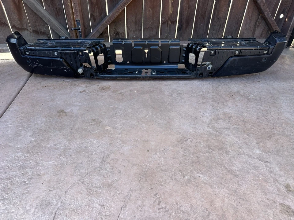 Parachoques trasero Nissan Frontier 2022-2025 completo con sensores OEM "SIN ENVÍO" Foto 2 de 4