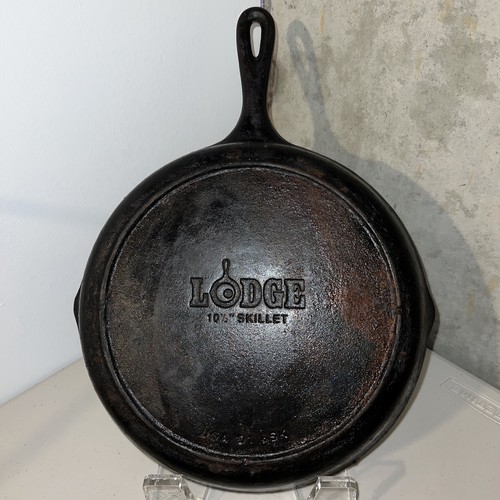 Vintage Lodge USA 8 SK 101/2” Cast Iron Skillet w/Assist, Heat Ring