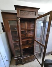 Vetrina liberty in legno di noce con decori scolpiti