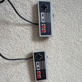 Nintendo NES Entertainment System Console Bundle 2 Controllers w/ NES advanced 