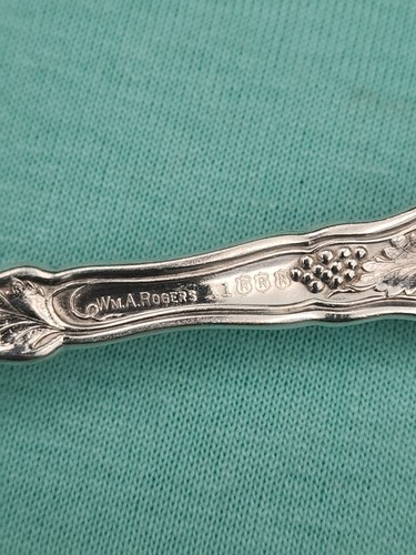 Wm. A. Rogers A1. RRR Grape Silverplate Twisted Handle Master Butter Knife - Picture 5 of 12