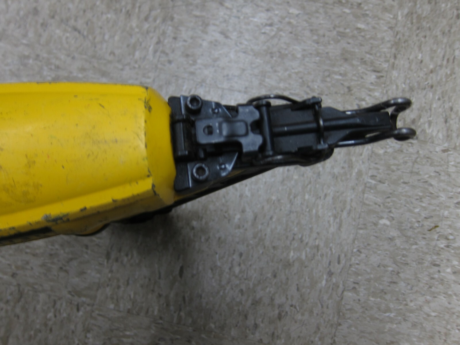 DEWALT D51276 1Inch to 21/2Inch 15Gauge Angled Finish Nailer (Not