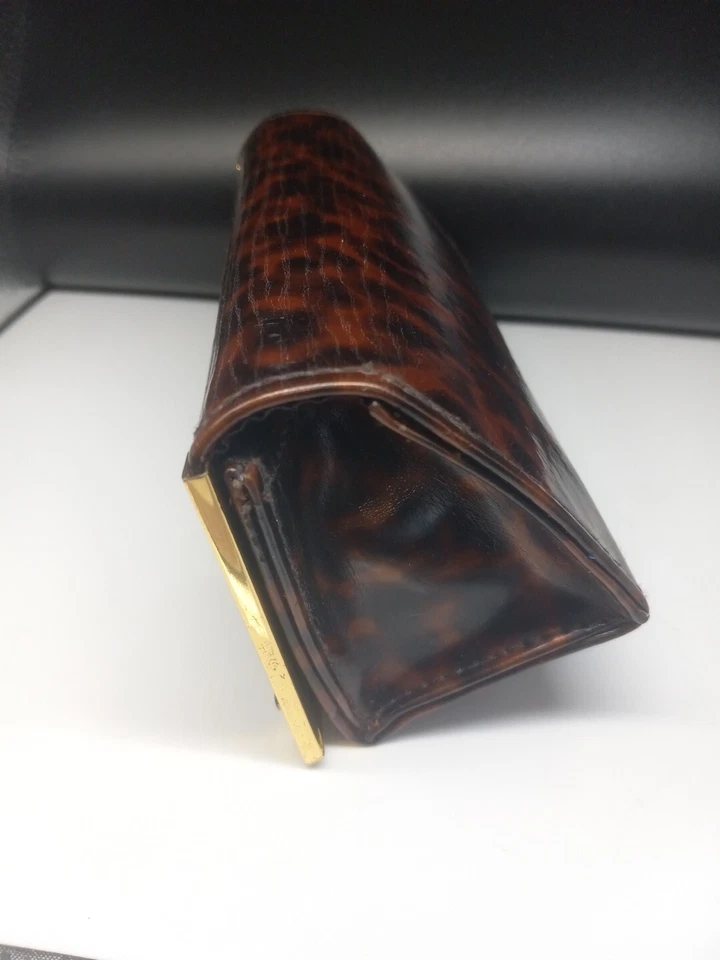 Estuche para gafas Tory Burch tono dorado con estampado de caparazón de tortuga Foto 3 de 4